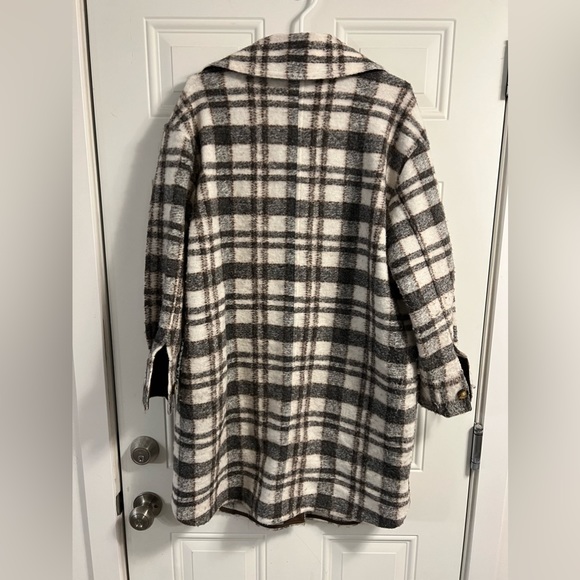 Women’s plaid shacket. - Picture 2 of 3